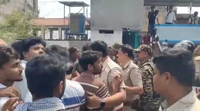 ପଶ୍ଚିମବଙ୍ଗ ପ୍ରଥମ ପର୍ଯ୍ୟାୟ ମତଦାନ ସମୟରେ ବଡ଼ ଗଣ୍ଡଗୋଳ ପରିସ୍ଥିତି ଦେଖା ଦେଇଛି