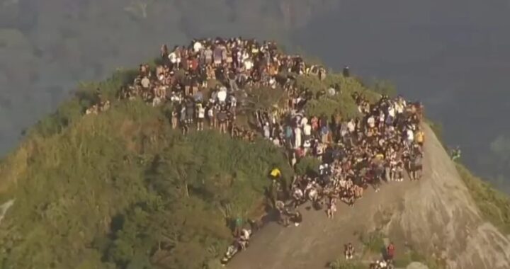 ଗୁଳିବିନିମୟ ସମୟରେ ପ୍ରାୟ ୨୦୦ ଜଣ ଲୋକ ଏକ ଲୋକପ୍ରିୟ ପର୍ଯ୍ୟଟନ ସ୍ଥାନରେ ଫସି ରହିଥିଲେ