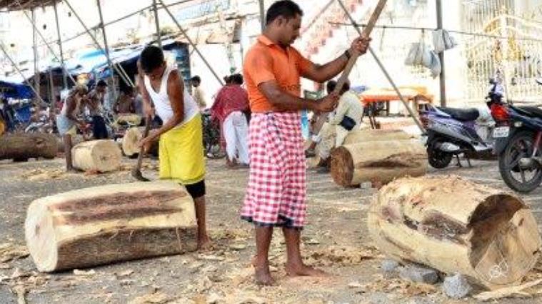 ରଥଖଳାରେ ତିନିରଥର ୪୨ ଚକ ପାଇଁ ତୁମ୍ବଗୁଡ଼ିକରେ ଚାଲିଛି ବିନ୍ଧ ଖୋଦେଇ