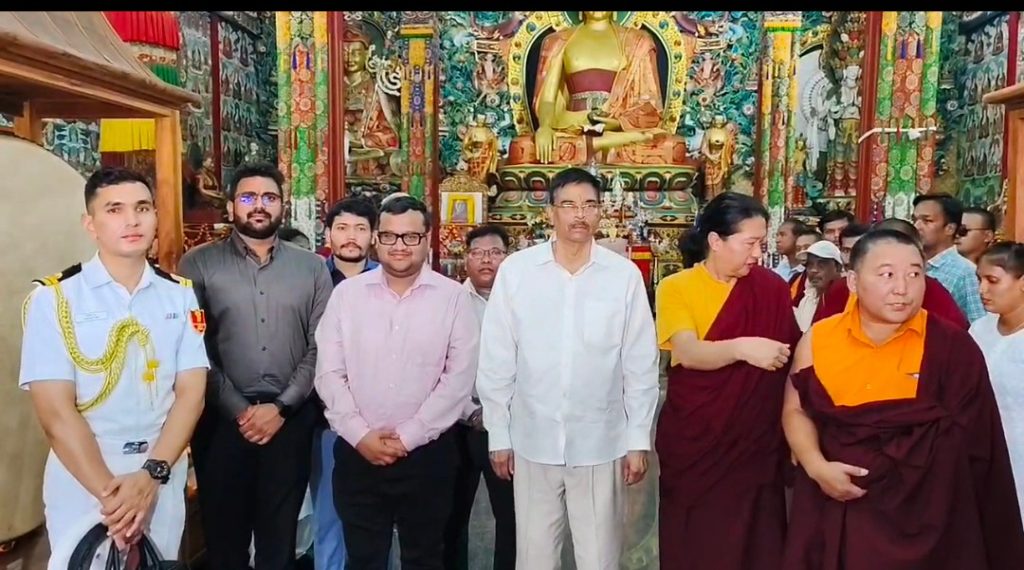 ରାଜ୍ୟପାଳ ମହେନ୍ଦ୍ରଗିରିରେ ଆୟୋଜିତ ମହେନ୍ଦ୍ରମେଳାରେ ଯୋଗ ଦେବା ପରେ ସେଠାରୁ ଜିରାଙ୍ଗ ସ୍ଥିତ ବୌଦ୍ଧ ମନ୍ଦିର ପରିଦର୍ଶନ