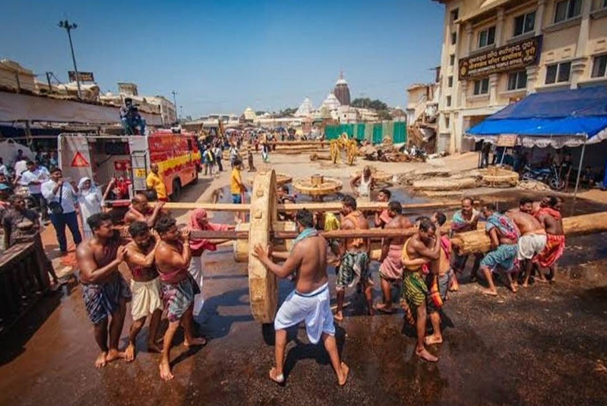 ରଥର ଆଗ ଓ ପଛରେ ସଂଯୋଗ ପାଇଁ ରଥଖଳାରେ ମହାରଣା ସେବକ କତରା ନିର୍ମାଣ