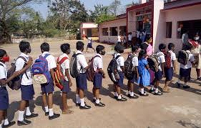 ଶିଶୁମାନେ ପାଠ ପଢ଼ିବାଠାରୁ ବେଶି ବସ୍ତାନି ବୋଝକୁ ରାଜ୍ୟ ସରକାର ହାଲୁକା କରିଛନ୍ତି