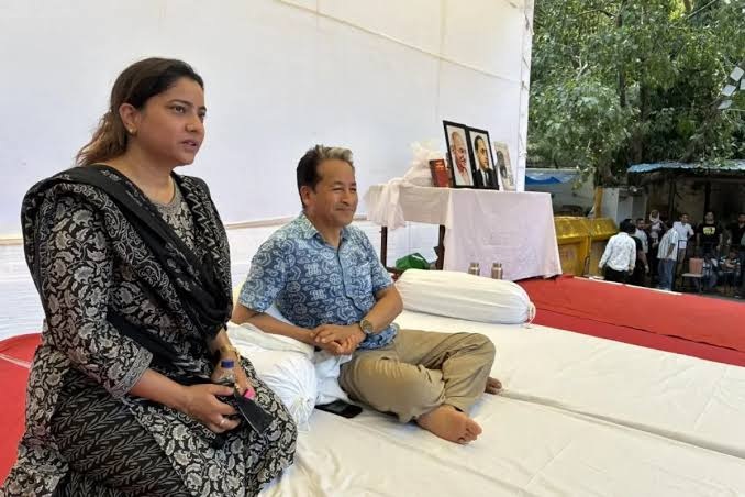 ପ୍ରଶ୍ନପତ୍ର ଲିକ୍‌ ମାମଲାରେ କେନ୍ଦ୍ର ଶିକ୍ଷାମନ୍ତ୍ରୀ ଧର୍ମେନ୍ଦ୍ର ପ୍ରଧାନଙ୍କ ଇସ୍ତଫା ଦାବିରେ ଶିକ୍ଷାବିତ୍‌ ତଥା ପରିବେଶ କର୍ମୀ ସୋନମ ୱାଙ୍ଗଚୁକ୍‌ ଯନ୍ତର ମନ୍ତରଠାରେ ଅନଶନରେ ବସିଛନ୍ତି