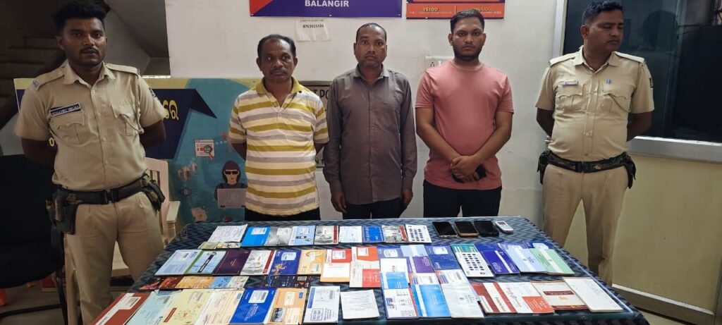 ଅନ୍ୟ ନାମରେ ବ୍ୟାଙ୍କ ଆକାଉଣ୍ଟ ଖୋଲି (ମ୍ୟୁଲ୍‌ ଆକାଉଣ୍ଟ) ଲକ୍ଷ ଲକ୍ଷ ଟଙ୍କା କାରବାର