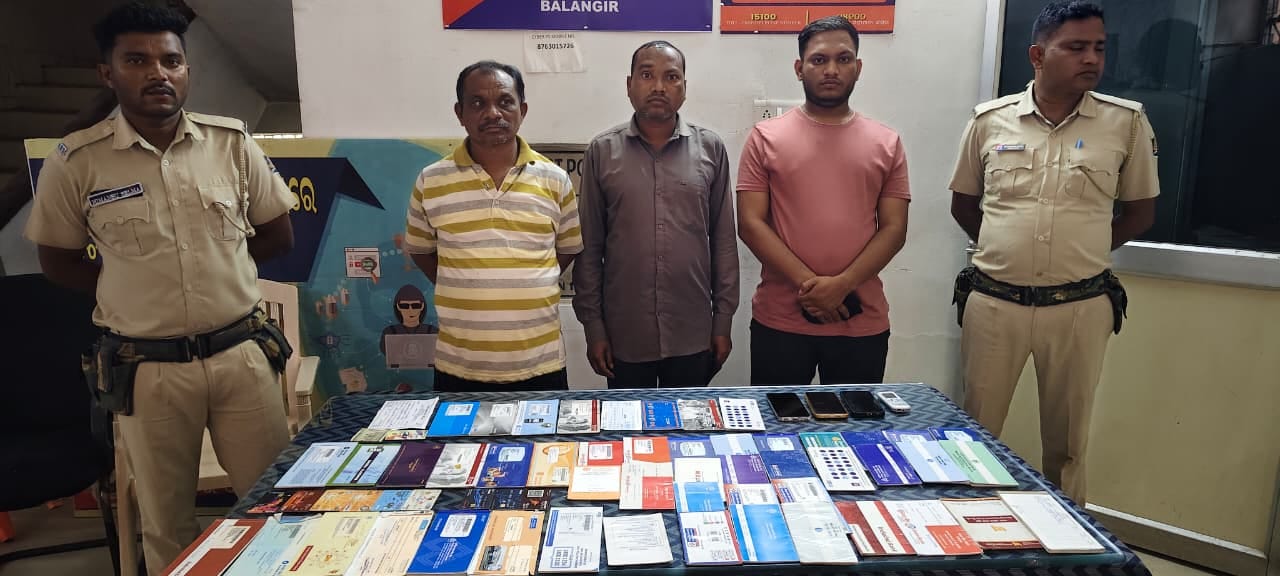 ଅନ୍ୟ ନାମରେ ବ୍ୟାଙ୍କ ଆକାଉଣ୍ଟ ଖୋଲି (ମ୍ୟୁଲ୍‌ ଆକାଉଣ୍ଟ) ଲକ୍ଷ ଲକ୍ଷ ଟଙ୍କା କାରବାର