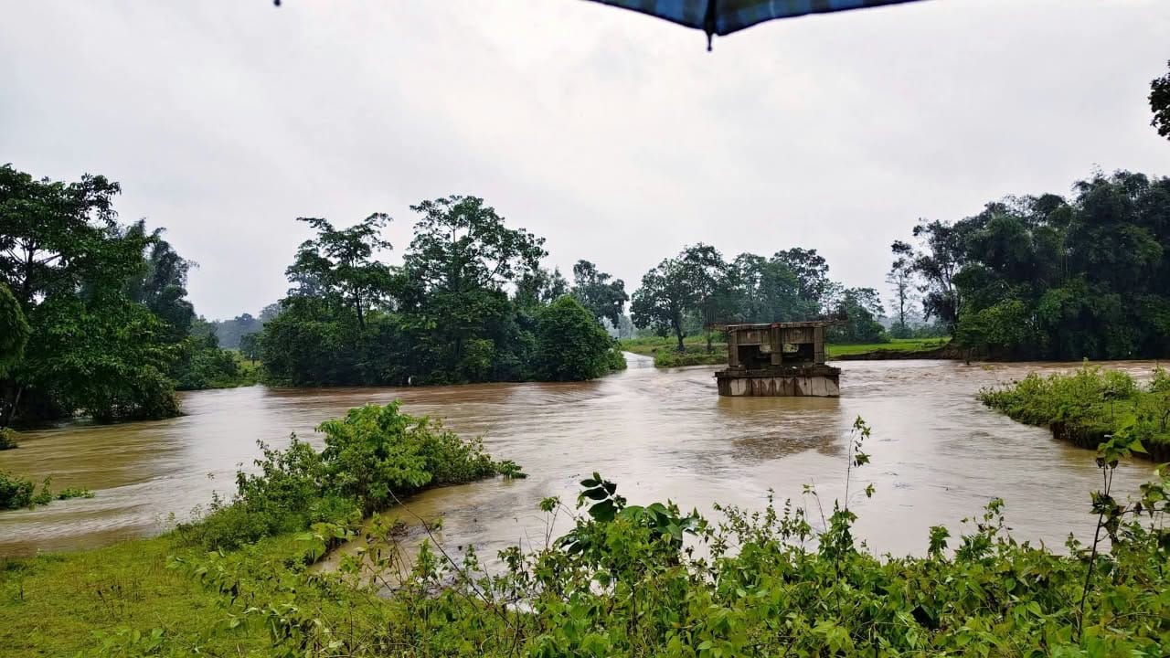 ପୋଲ ଉପରେ ୫ ଫୁଟ ଉଚ୍ଚ ର ବନ୍ୟା ଜଳ ପ୍ରବାହିତ