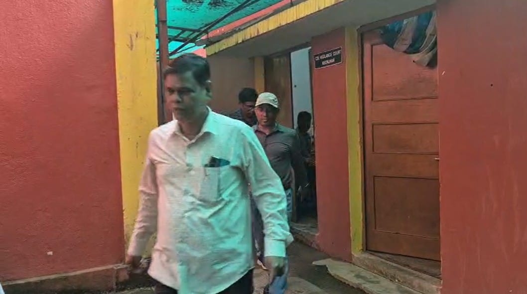 ଷ୍ଟ୍ରିଟ୍ ଲାଇଟ୍ ଦୁର୍ନୀତି ଘଟଣାରେ ତିନିଜଣ ଅଭିଯୁକ୍ତ ବିଦ୍ୟୁତ୍ ବିଭାଗର ଯନ୍ତ୍ରୀ କଲେ ଆତ୍ମସମର୍ପଣ