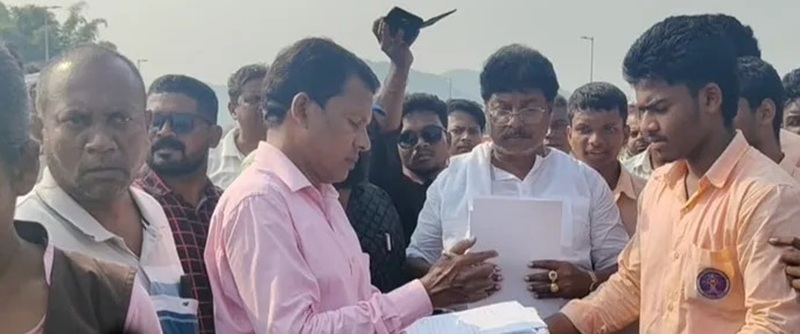 ସାଂଘାତିକ ଅଭିଯୋଗ ଆଣି ଅଧ୍ୟକ୍ଷଙ୍କ ବଦଳି ଦାବି କଲେ ୫୦୦ ଛାତ୍ରଛାତ୍ରୀ
