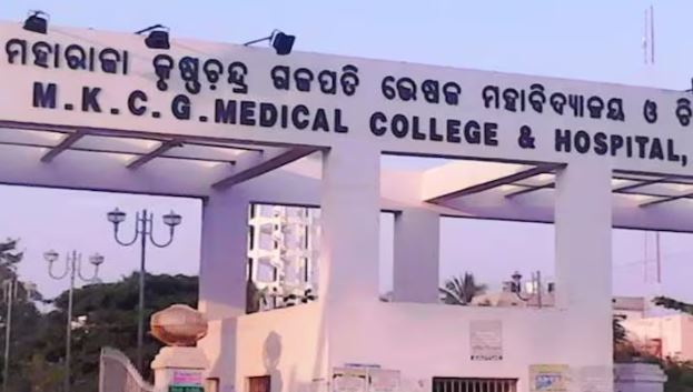 ଏମକେସିଜି ମେଡିକାଲ କଲେଜ ଶିଶୁ ବିଭାଗରେ କନ୍ଧମାଳ ଜିଲାର ଜଣେ ମହିଳା ୨ଟି ମୁଣ୍ଡ ଥିବା ଏକ ଶିଶୁକୁ ଜନ୍ମ
