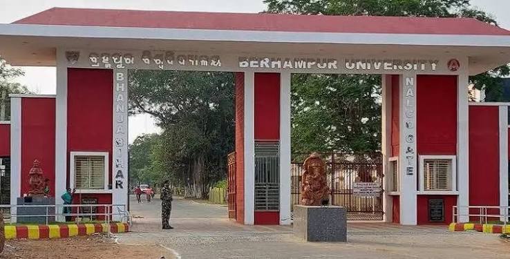 ଛାତ୍ର ସଂସଦ ନିର୍ବାଚନ ପାଇଁ ରାଜ୍ୟ ସରକାରଙ୍କ ପକ୍ଷରୁ ସୋମବାର ଘୋଷଣା କରାଯିବା ପରେ ମହାବିଦ୍ୟାଳୟ ଓ ବିଶ୍ୱ ବିଦ୍ୟାଳୟଗୁଡ଼ିକରେ ରାଜନୈତିକ ମାହୋଲ ସରଗରମ